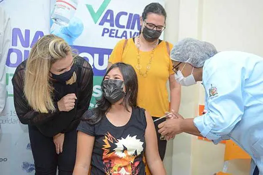 Menina de 11 anos com síndrome de Down é a 1ª criança vacinada contra a Covid-19