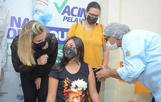 Menina de 11 anos com síndrome de Down é a 1ª criança vacinada contra a Covid-19