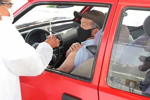 Vacinação contra Covid-19 para munícipes de 65 e 66 começa neste domingo em Santo André