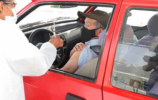 Vacinação contra Covid-19 para munícipes de 65 e 66 começa neste domingo em Santo André