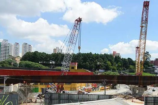 Viaduto dos Bombeiros entra na reta final com içamento de super vigas