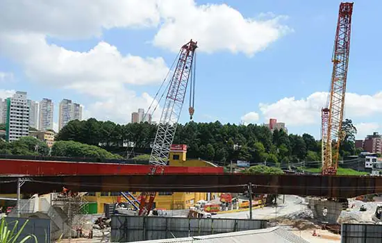 Viaduto dos Bombeiros entra na reta final com içamento de super vigas