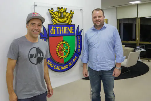 Campeão mundial de skate visita Prefeitura de São Caetano