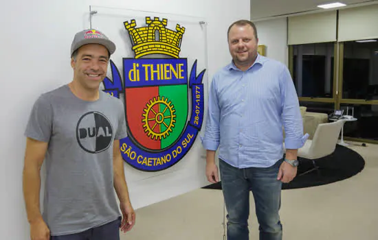 Campeão mundial de skate visita Prefeitura de São Caetano