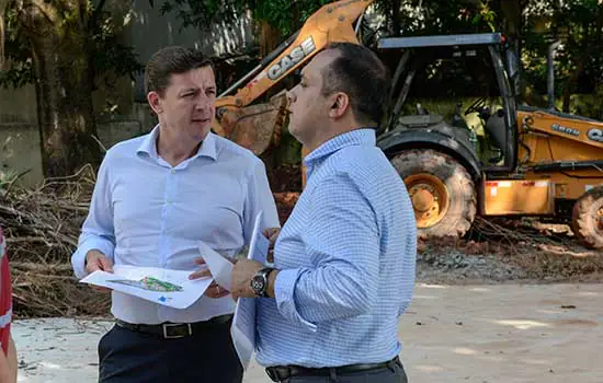 Prefeito Orlando Morando vistoria nova Praça-Parque no Jardim do Mar