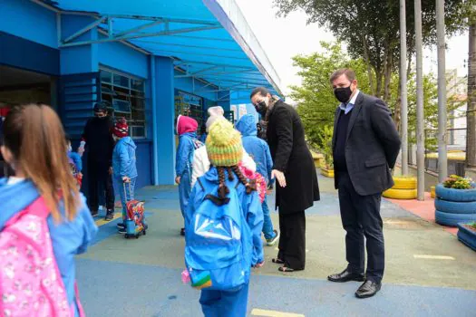 1º dia de aula da rede municipal registra alta presença de alunos em São Bernardo