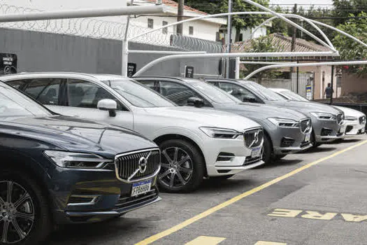 Volvo vai emprestar carros híbridos de graça no Brasil