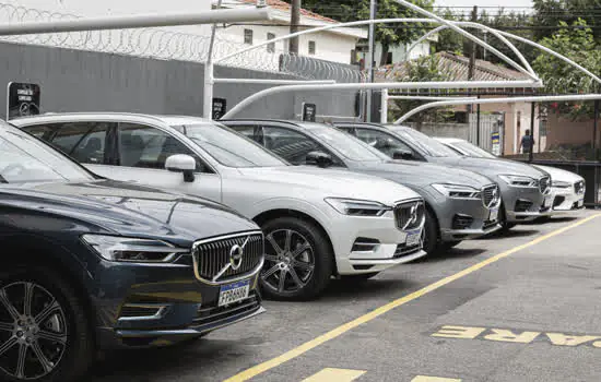 Volvo vai emprestar carros híbridos de graça no Brasil