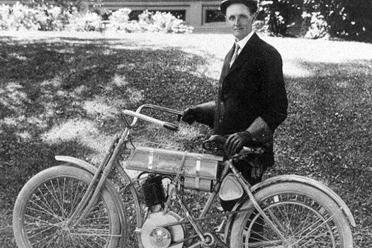 Mecânico, motociclista, piloto, fundador. Você sabe quem foi Walter Davidson?