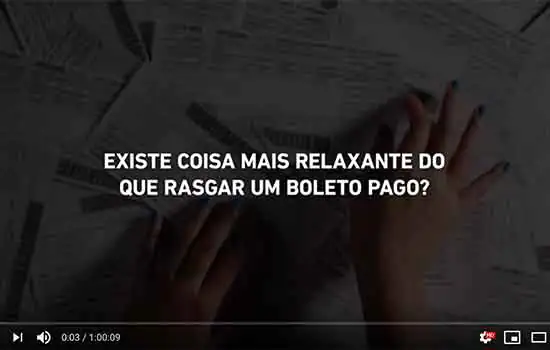 Serasa Consumidor lança vídeo rasgando boletos para desestressar as pessoas