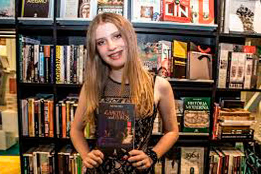 Menina de 13 anos lança livro sobre buylling
