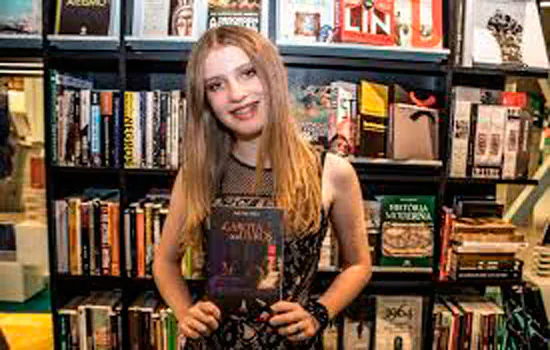 Menina de 13 anos lança livro sobre buylling