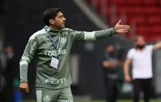 Abel Ferreira diz em festa que deverá cumprir contrato com o Palmeiras