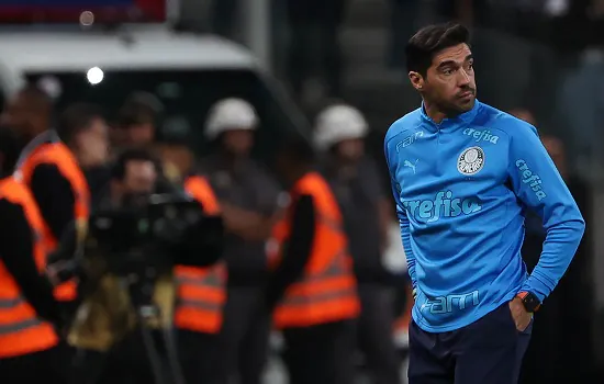 Abel Ferreira contém euforia após vitória do Palmeiras no clássico