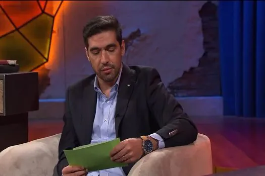 De férias em Portugal, Abel participa de talk show e recebe recado de Felipão