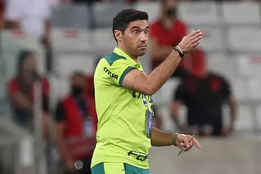 Abel Ferreira demonstra descontentamento com arbitragem, mas evita fazer críticas