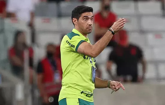 Abel Ferreira demonstra descontentamento com arbitragem