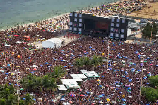 Abertura oficial do carnaval de rua do Rio reúne milhares de foliões em Copacabana