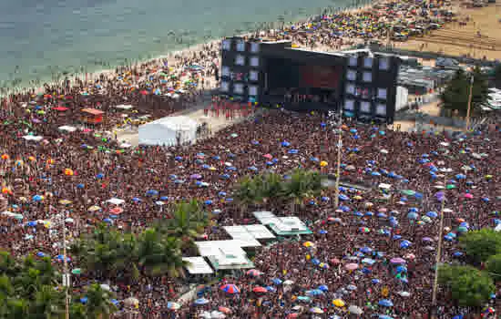 Abertura oficial do carnaval de rua do Rio reúne milhares de foliões em Copacabana