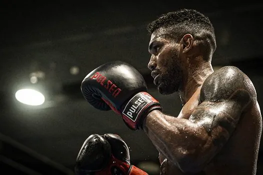 Abner Teixeira derrota britânico e fica a uma vitória da medalha no boxe