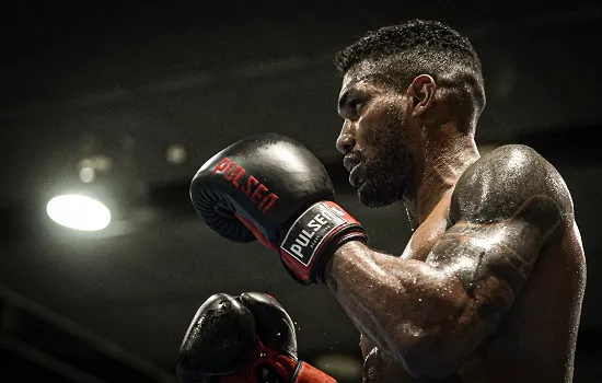 Abner Teixeira derrota britânico e fica a uma vitória da medalha no boxe