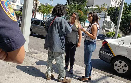 São Caetano cuidando de pessoas em situação de rua e do comércio ambulante