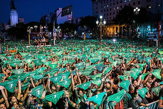 Argentina aprova projeto que legaliza o aborto no país