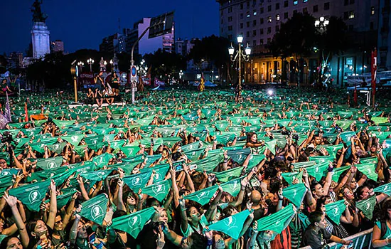 Argentina aprova projeto que legaliza o aborto no país