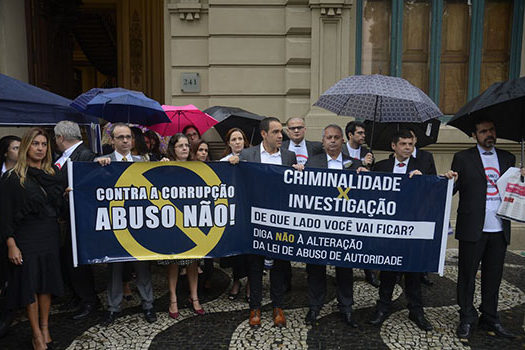 Juízes, auditores e policiais se unem em ato por veto à Lei do Abuso no Rio