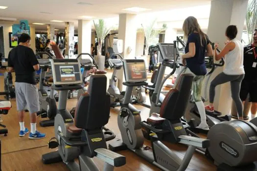 Influenciadores fitness incentivam jovens a buscar academias