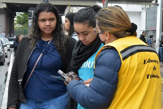 Santo André realiza ação de conscientização de motoristas e pedestres em estação