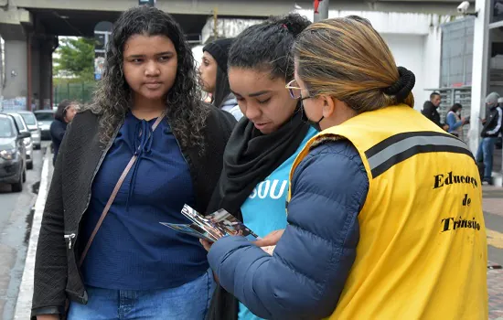 Santo André realiza ação de conscientização de motoristas e pedestres em estação