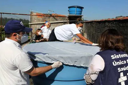 Diadema intensifica ação contra a dengue com colocação de telas em caixas d’água