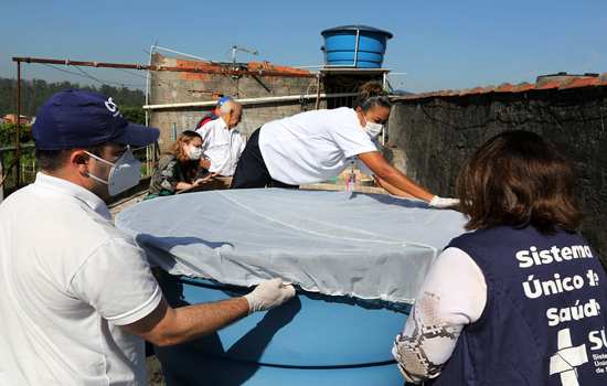 Diadema intensifica ação contra a dengue com colocação de telas em caixas d’água