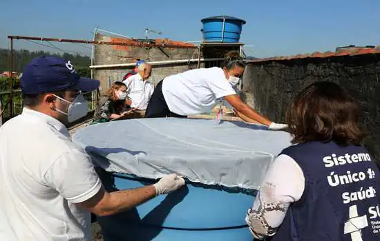 Diadema intensifica ação contra a dengue com colocação de telas em caixas d’água