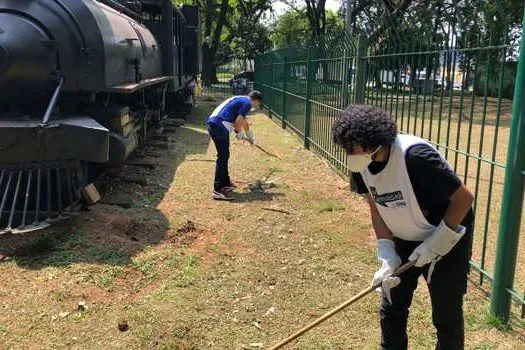 UNG promove ação de limpeza em praça de Guarulhos