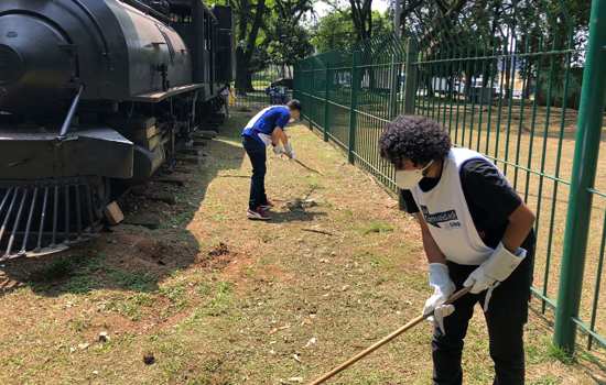 UNG promove ação de limpeza em praça de Guarulhos