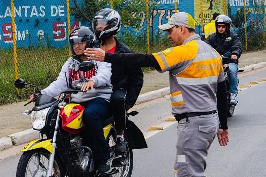 Santo André realiza ação para orientar motociclistas sobre segurança no trânsito