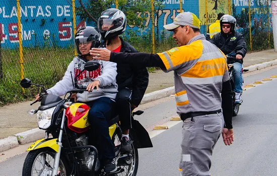 Santo André realiza ação para orientar motociclistas sobre segurança no trânsito