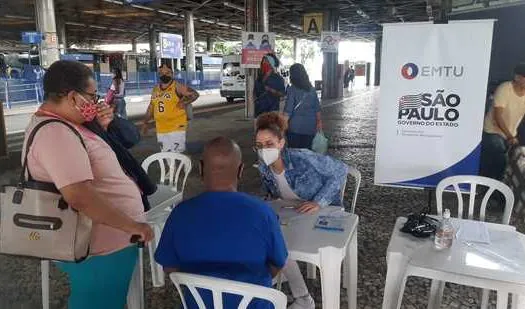 Passageiros do Terminal Cecap da EMTU, em Guarulhos, recebem ação de segurança no trânsito