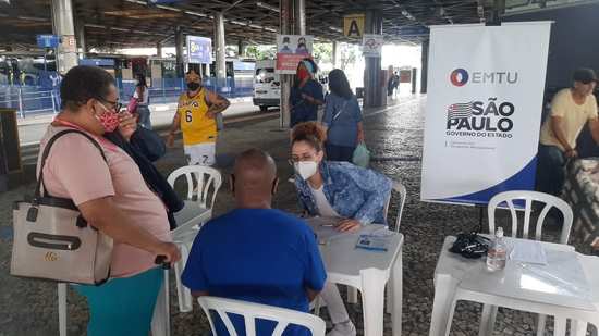 Passageiros do Terminal Cecap da EMTU