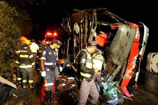 Vítimas do acidente com ônibus em Campos do Jordão são sepultados