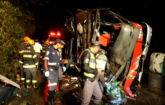 Vítimas do acidente com ônibus em Campos do Jordão são sepultados