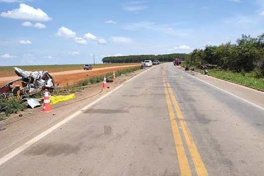 Acidente entre ambulância e caminhonete deixa 13 mortos em Mato Grosso