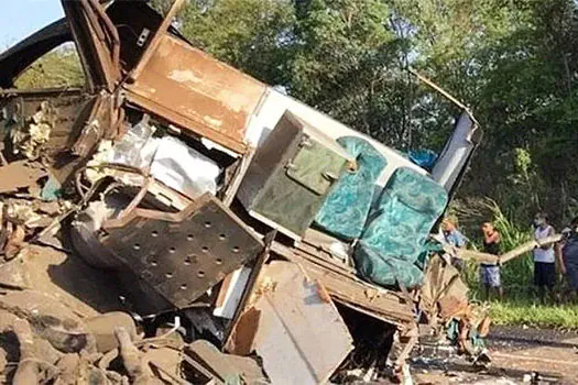 Acidente entre ônibus e carreta deixa mortos e feridos em rodovia do interior de SP_x000D_