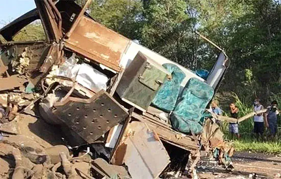 Acidente entre ônibus e carreta deixa mortos e feridos em rodovia do interior de SP_x000D_