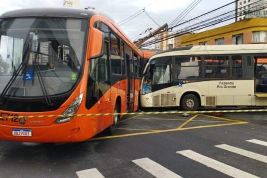 Colisão entre dois ônibus em Curitiba deixa pelo menos 45 feridos