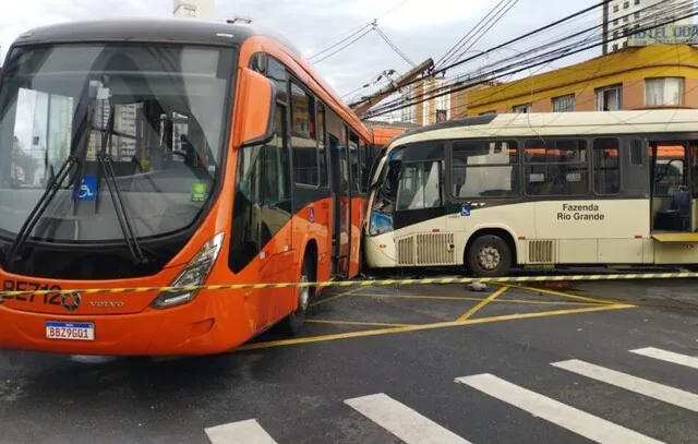 Colisão entre dois ônibus em Curitiba deixa pelo menos 45 feridos