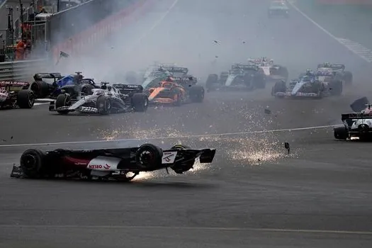 Zhou e Albon passam bem após acidente impressionante na largada em Silverstone