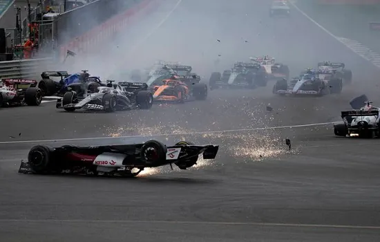 Zhou e Albon passam bem após acidente impressionante na largada em Silverstone